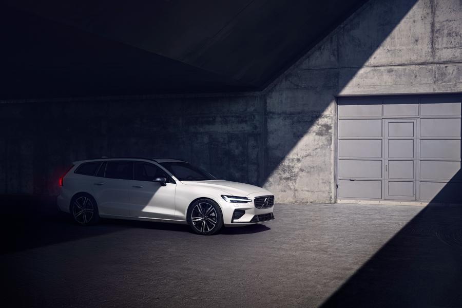  Volvo V60 T6 R-Design 2018 года  (WW) (фото 4 из 17)